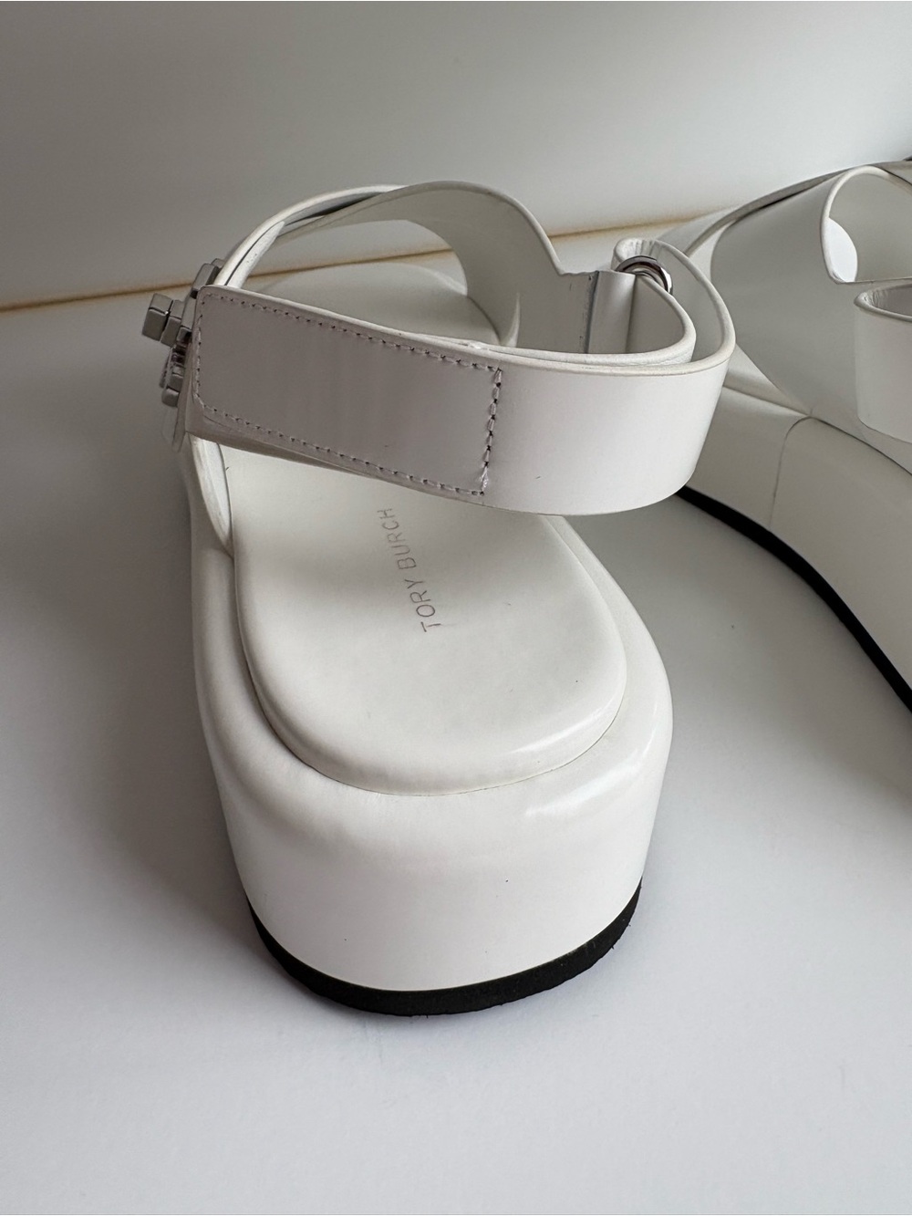 Tory Burch, 40mm T-Lock platform sandals in White, Size 8.5 - Picture 4 of 13